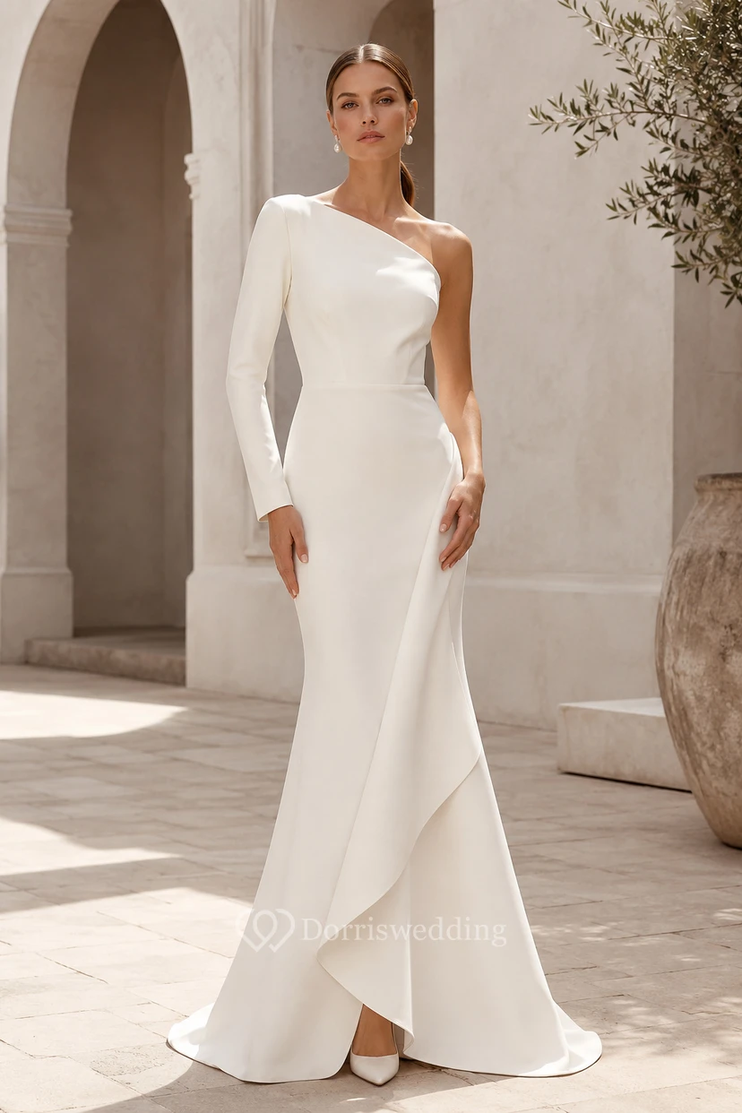 Vestido de novia de corte recto con un solo hombro y manga larga, con drapeado asimétrico.