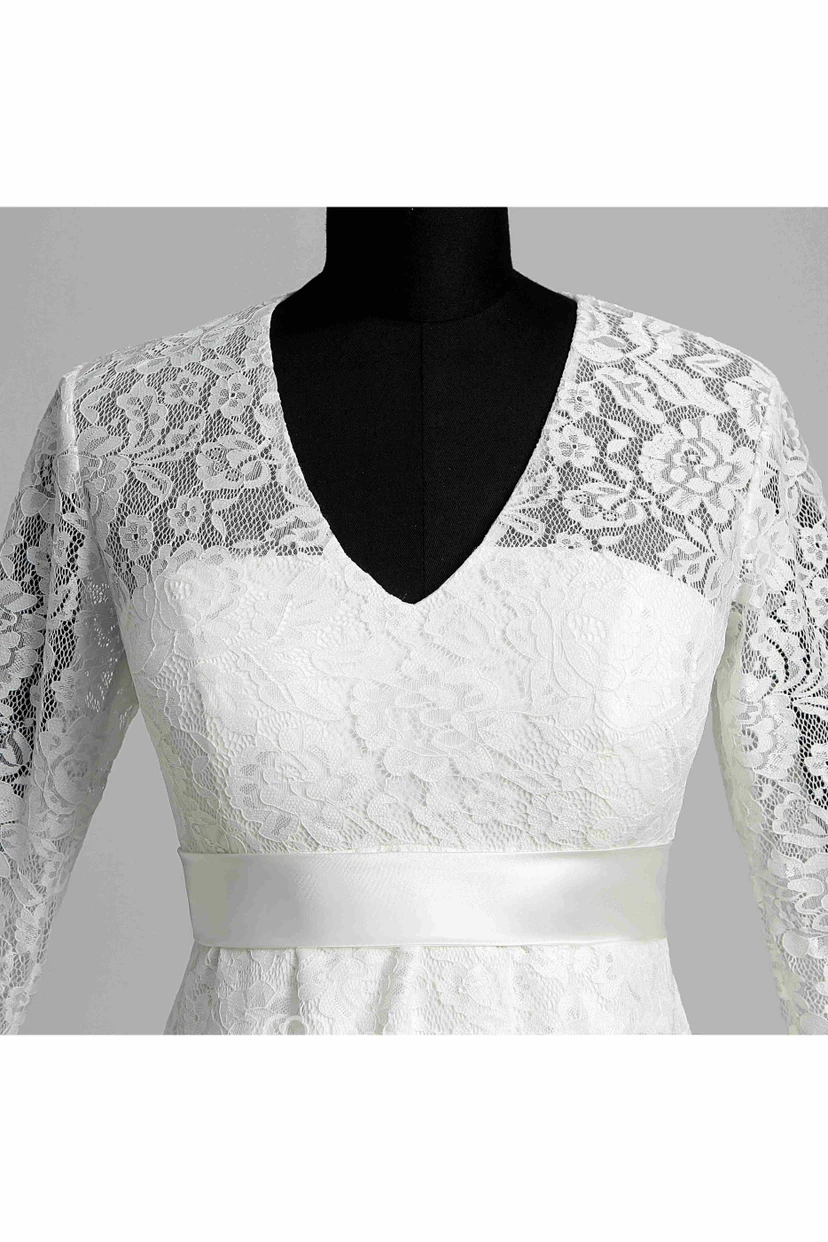 Robe de mariée en dentelle, coupe trapèze, col en V, manches illusion 3/4, longueur genou. view 12