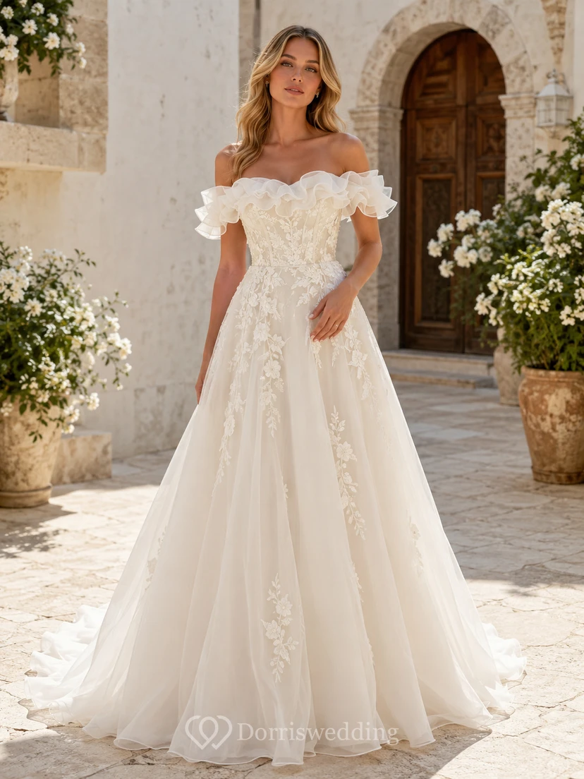 Robe de mariée romantique à épaules dénudées, volants, dentelle florale, coupe trapèze et traîne courte, en dentelle florale.
