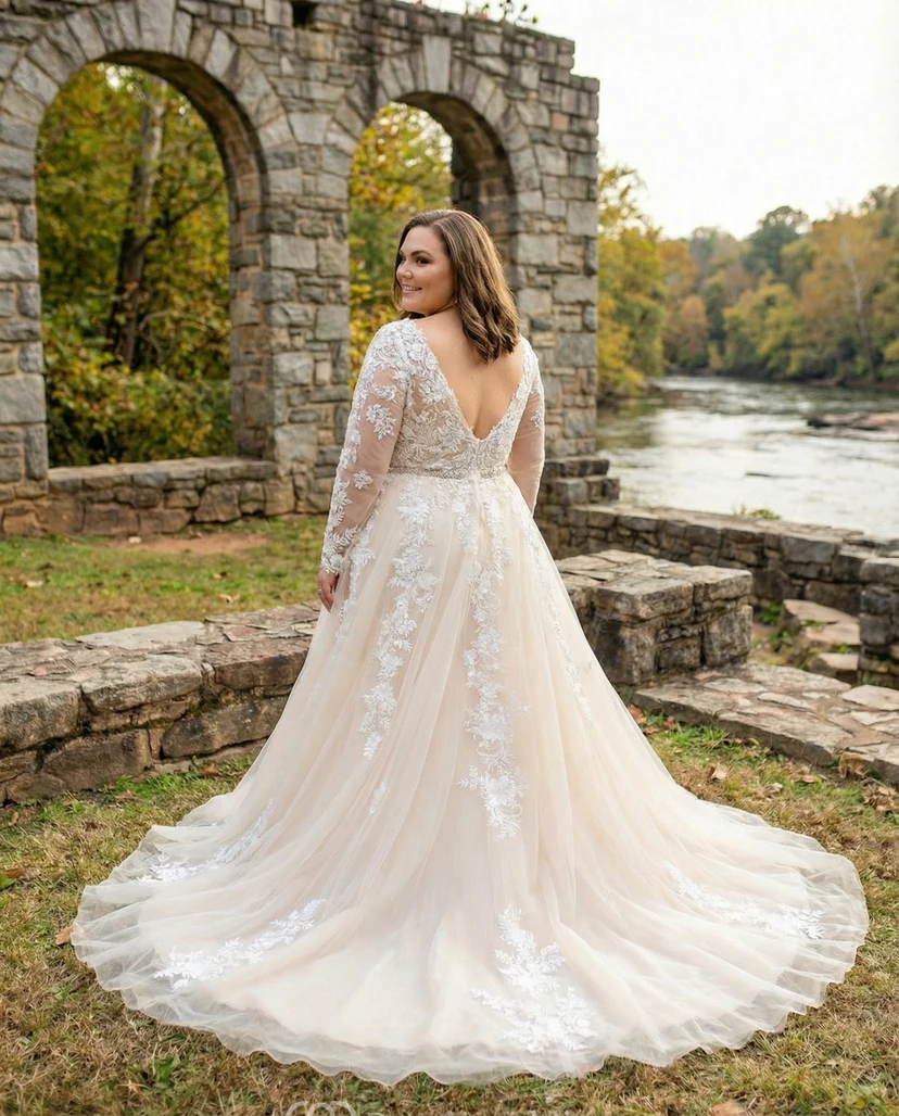 Vestido de novia de encaje de manga larga y espalda descubierta view 2