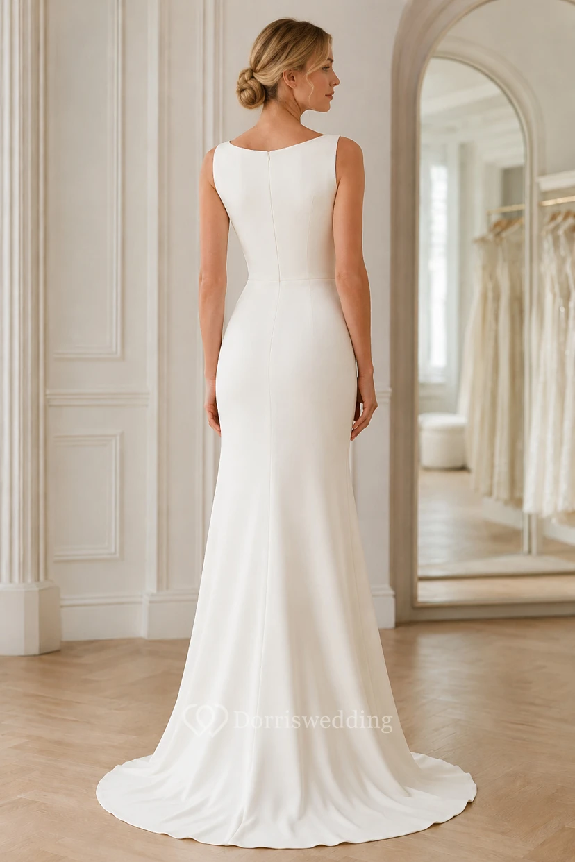 Robe de mariée fourreau à encolure bateau, corsage sans manches et traîne courte view 2