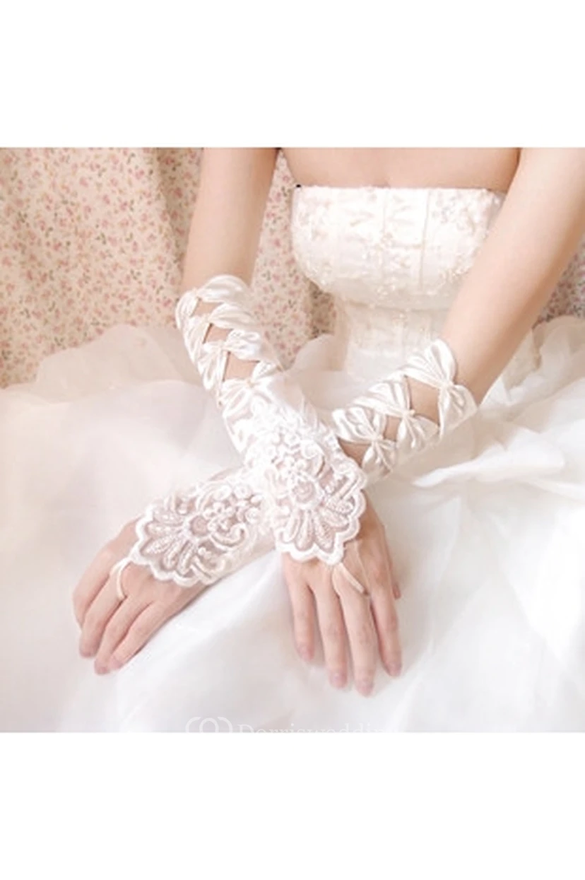 Gants longs blancs brodés de perles et de nœud view 2