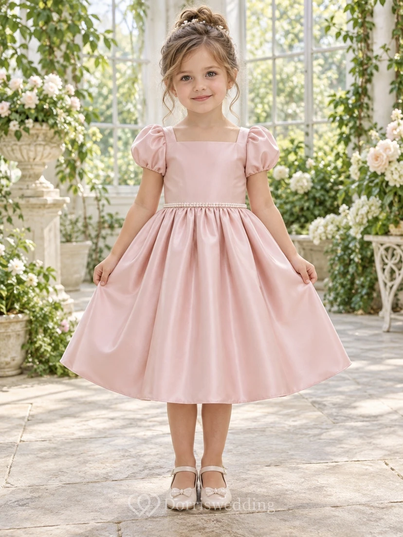 Schlichtes, knielanges, rosafarbenes Sommerkleid aus Satin mit eckigem Ausschnitt und Puffärmeln in A-Linie für Blumenmädchen