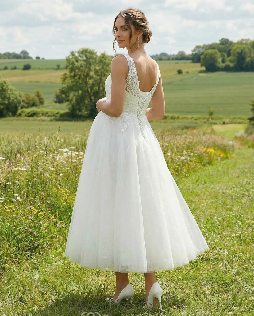 Robe de mariée de maternité mi-longue en dentelle à col en V et jupe en tulle sans manches view 2