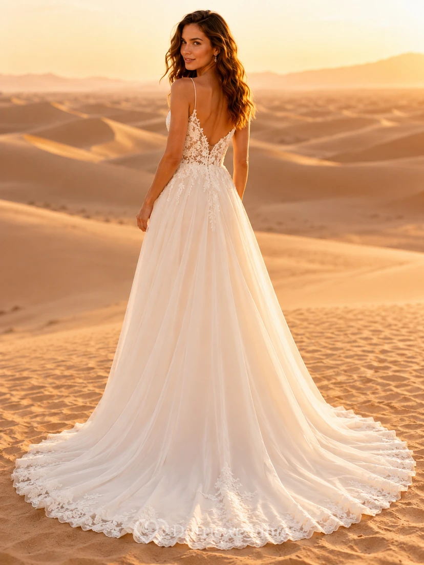 Vestido de novia de tul y encaje playero, corte en A, escote en V, sin mangas, cola de corte recto. view 2