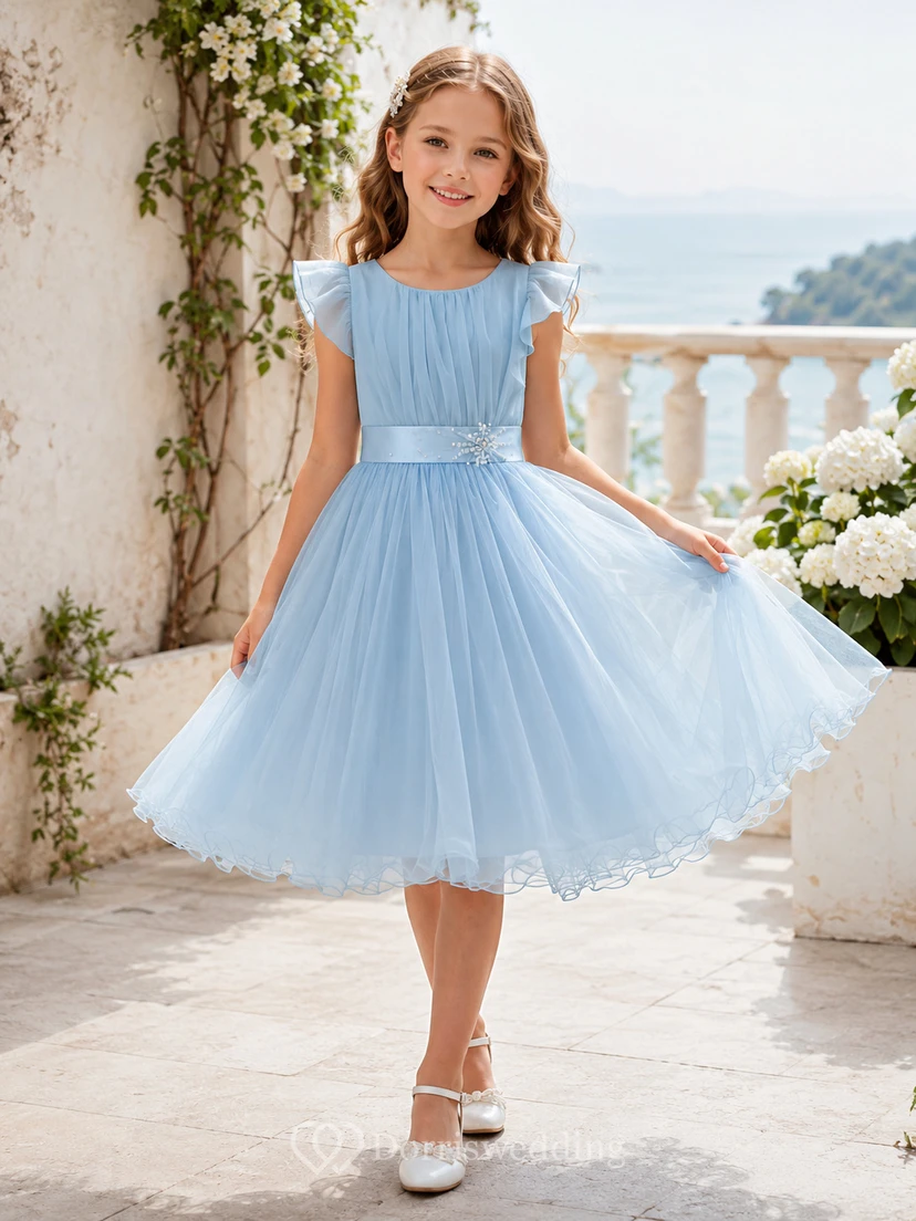 Robe de demoiselle d'honneur moderne, longueur thé, coupe trapèze, bleu ciel, tulle, perles, volants, col rond, en tulle, ornée de perles.