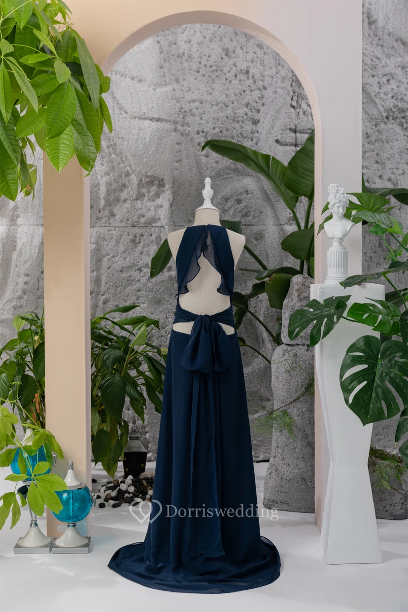 Einfaches, dunkelblaues Chiffon-Blumenmädchenkleid mit Spaghettiträgern und seitlicher Drapierung view 2