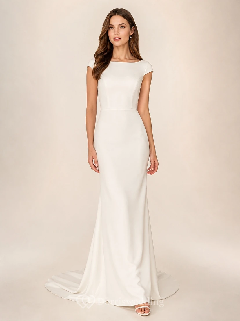 Vestido de novia sencillo y modesto, de corte recto, con mangas cortas, escote barco y cola.