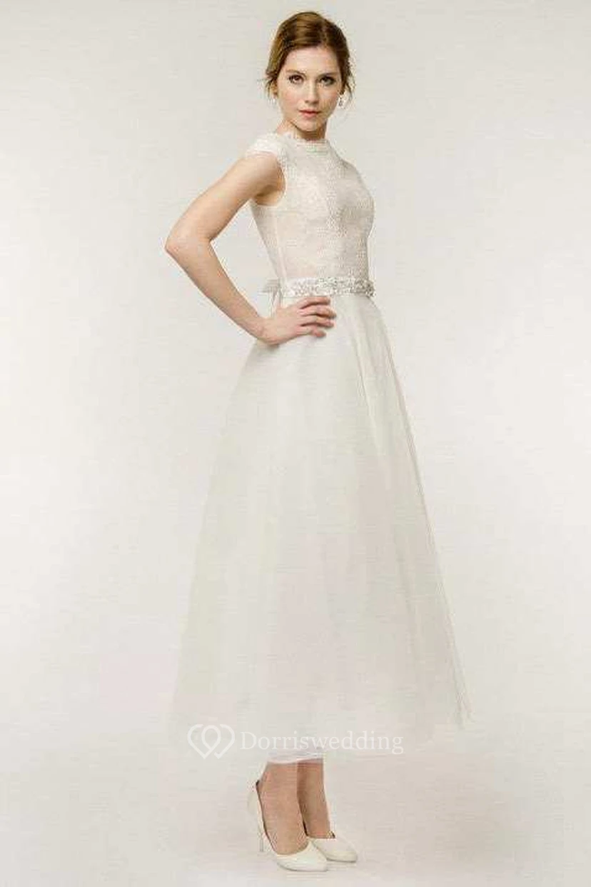 Robe de mariée trapèze en tulle et dentelle, longueur thé, manches courtes view 3