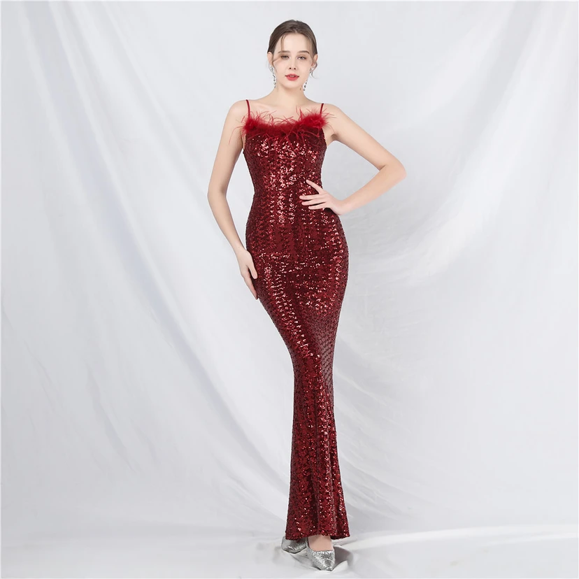 Robe de soirée de luxe ornée de plumes d'autruche et de sequins, idéale pour un banquet. view 26