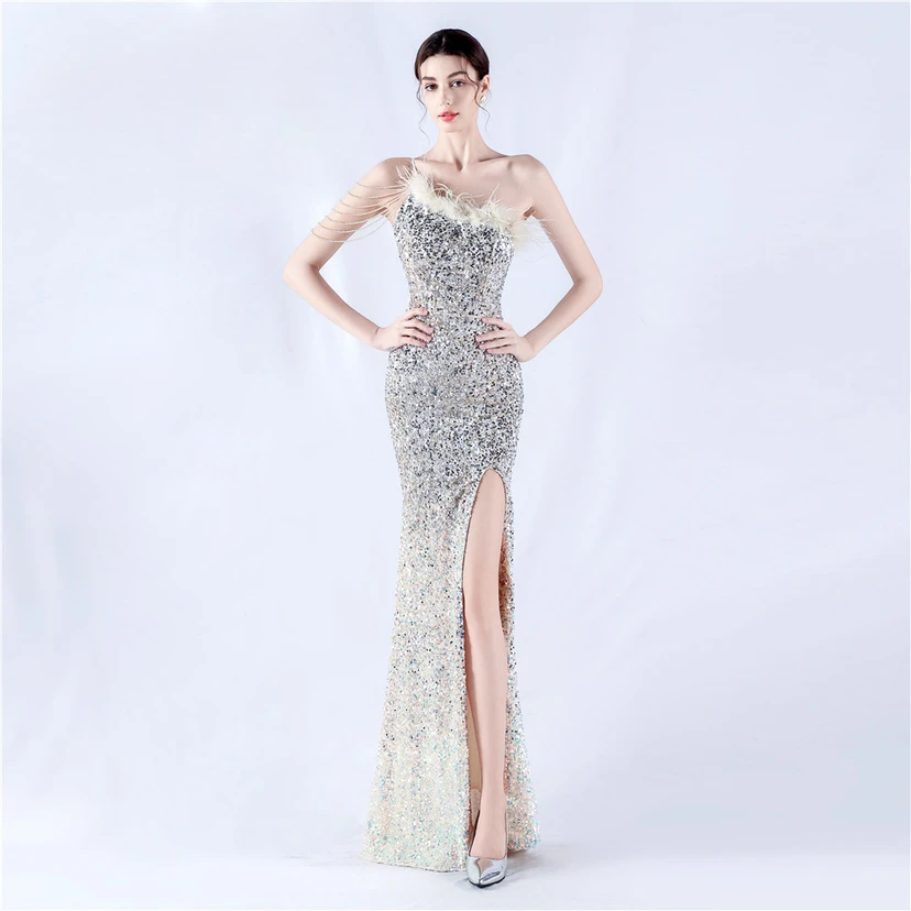 Robe de soirée longue à une épaule, ornée de plumes d'autruche, de perles et de sequins, avec col asymétrique et fente haute. view 40