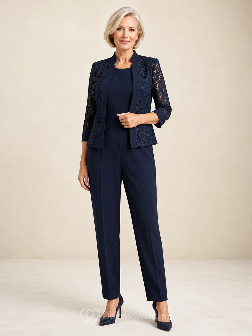 Traje de pantalón azul marino oscuro de encaje con chaqueta de cuello joya y mangas de encaje y pantalones ajustados al tobillo.