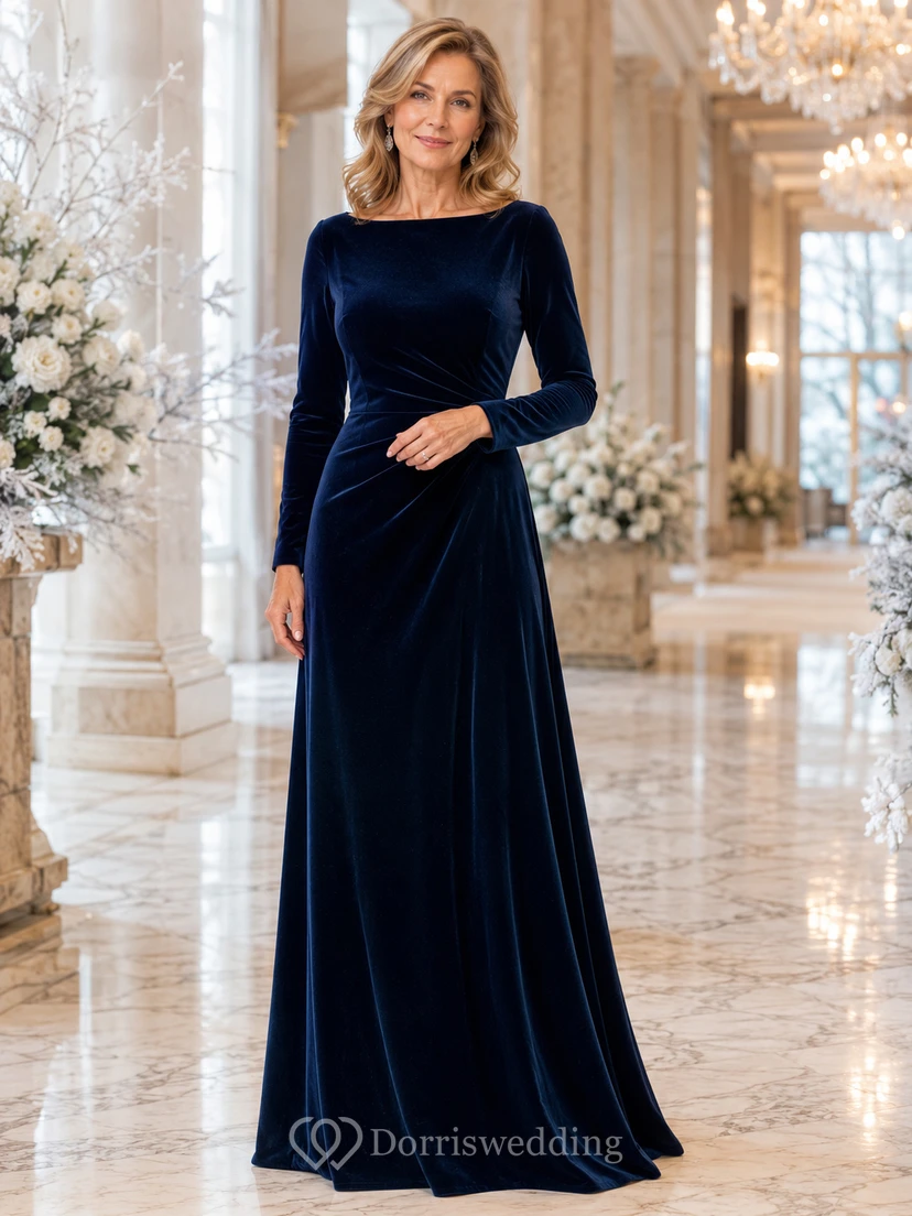 Dunkelblaues, schlichtes, bodenlanges A-Linien-Kleid aus Samt mit U-Boot-Ausschnitt und langen Ärmeln – ideal für festliche Wintertage und als Kleid für die Mutter der Braut