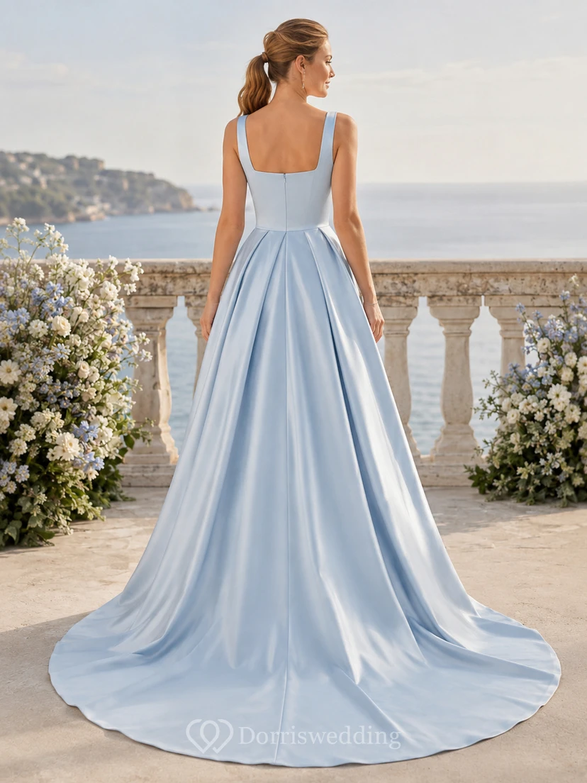 Robe de mariée bleu pâle en satin, col carré, bretelles, coupe trapèze, style chapelle view 2