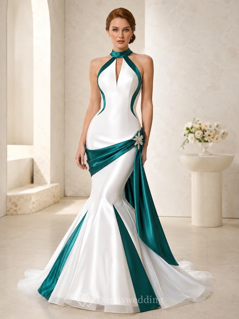 Modernes Brautkleid im Meerjungfrauenstil mit Pfauenmotiv, Neckholder, Satin-Drapierung und Kristallbesatz