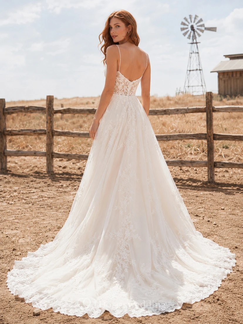 Robe de mariée champêtre en tulle et dentelle, coupe trapèze, bretelles spaghetti, traîne chapelle et dos nu plongeant en V. view 2
