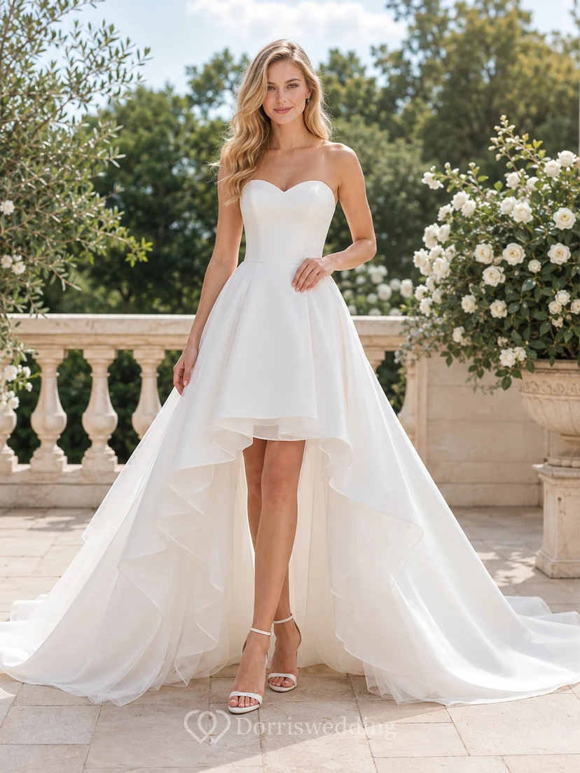 Modernes, trägerloses Brautkleid aus Satin mit asymmetrischem Saum, Kapellenschleppe und Herzausschnitt