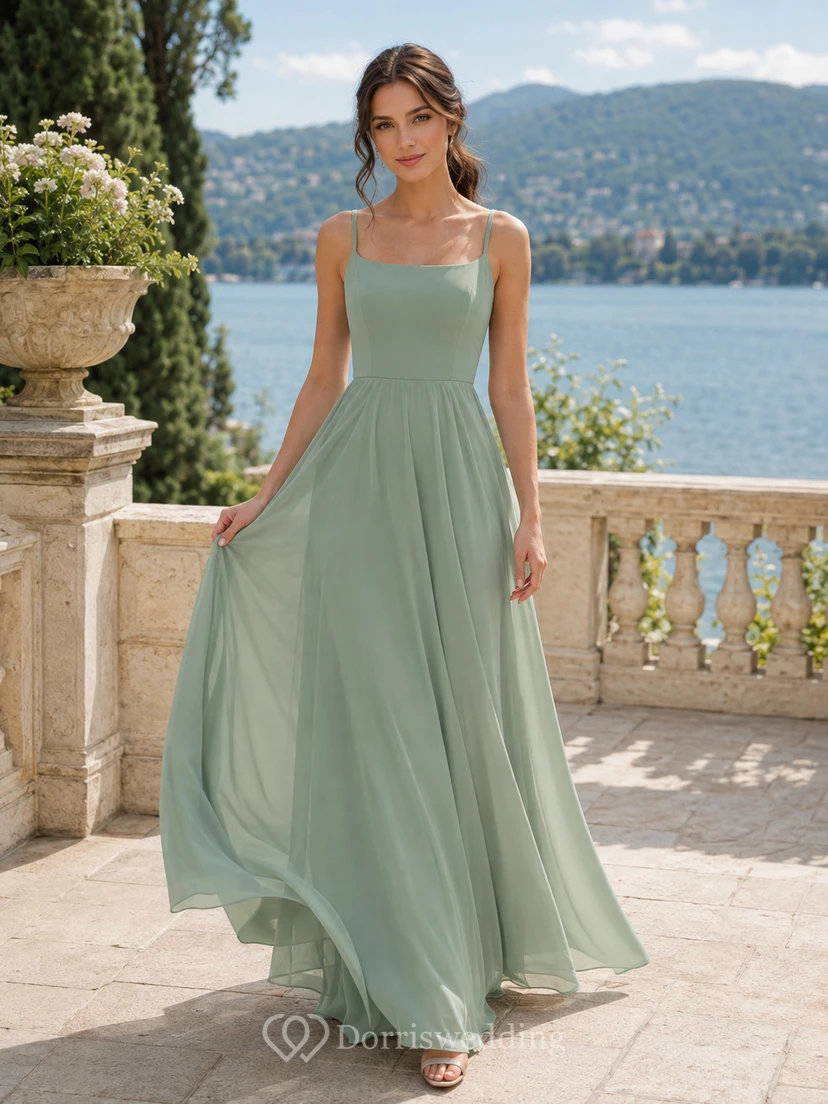 Vestido de dama de honor romántico de gasa color celadón con escote cuadrado, tirantes finos y corte en A, ideal para bodas al aire libre.