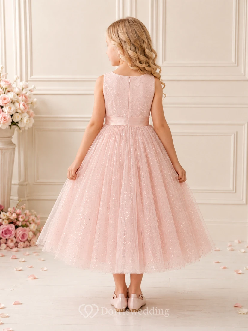 Adorable robe de demoiselle d'honneur mi-longue en tulle à paillettes rose poudré sans manches, idéale pour une garden-party. view 2
