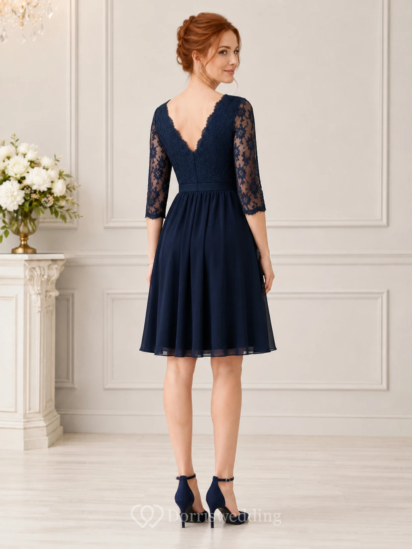Robe de soirée bleu marine en mousseline de soie à col en V et manches trois-quarts en dentelle, longueur genou, col en V et col en V, manches trois-quarts. view 2