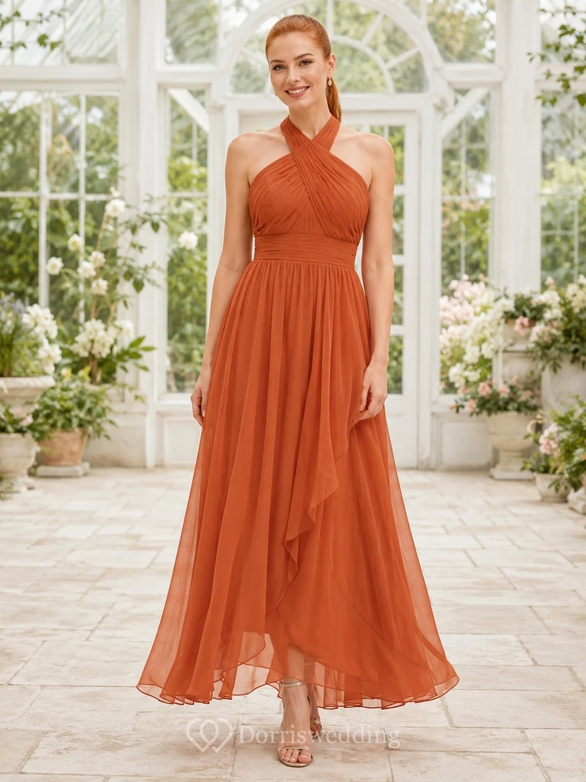 Robe de demoiselle d'honneur plissée en mousseline orange brûlé, dos nu, coupe trapèze, à bretelles, ornée d'un col roulé.