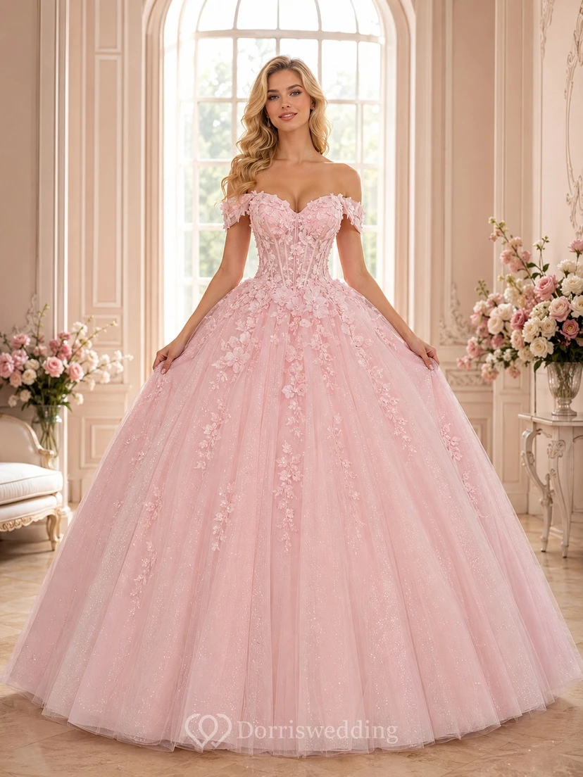 Romantisches, bodenlanges Ballkleid aus Tüll in zartem Rosa mit schulterfreiem Ausschnitt und kurzen Ärmeln für eine Quinceañera