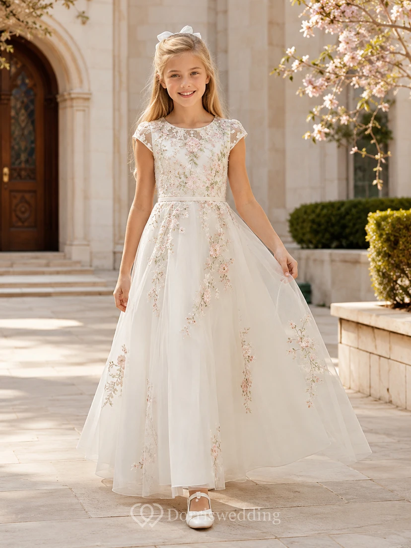 Vestido de comunión de corte A con mangas cortas y bordado floral estilo barco, ideal para primavera.