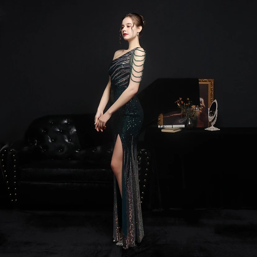Robe de soirée longue et moulante à sequins colorés, confectionnée avec soin, idéale pour une célébrité ou une fête. Robe de mariée sexy et cintrée, confectionnée avec des paillettes colorées et lourdes. Robe de mariée longue et moulante, parfaite pour une occasion spéciale. view 32