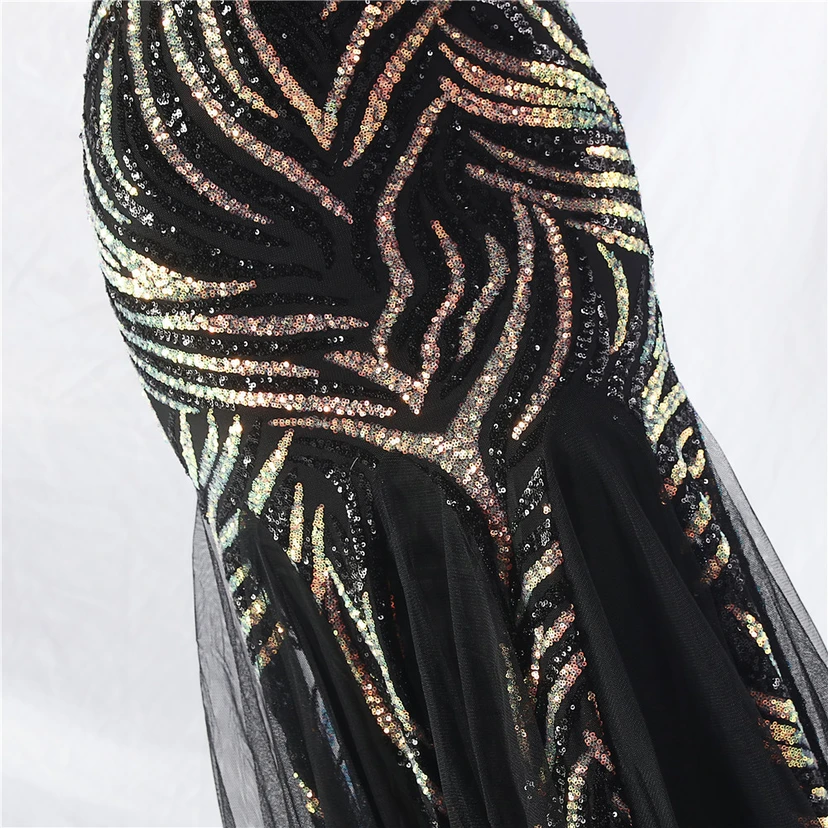 Schwer gearbeitetes, perlenbesetztes Abendkleid aus Netzgewebe mit superdichter Paillettenbesatz view 81