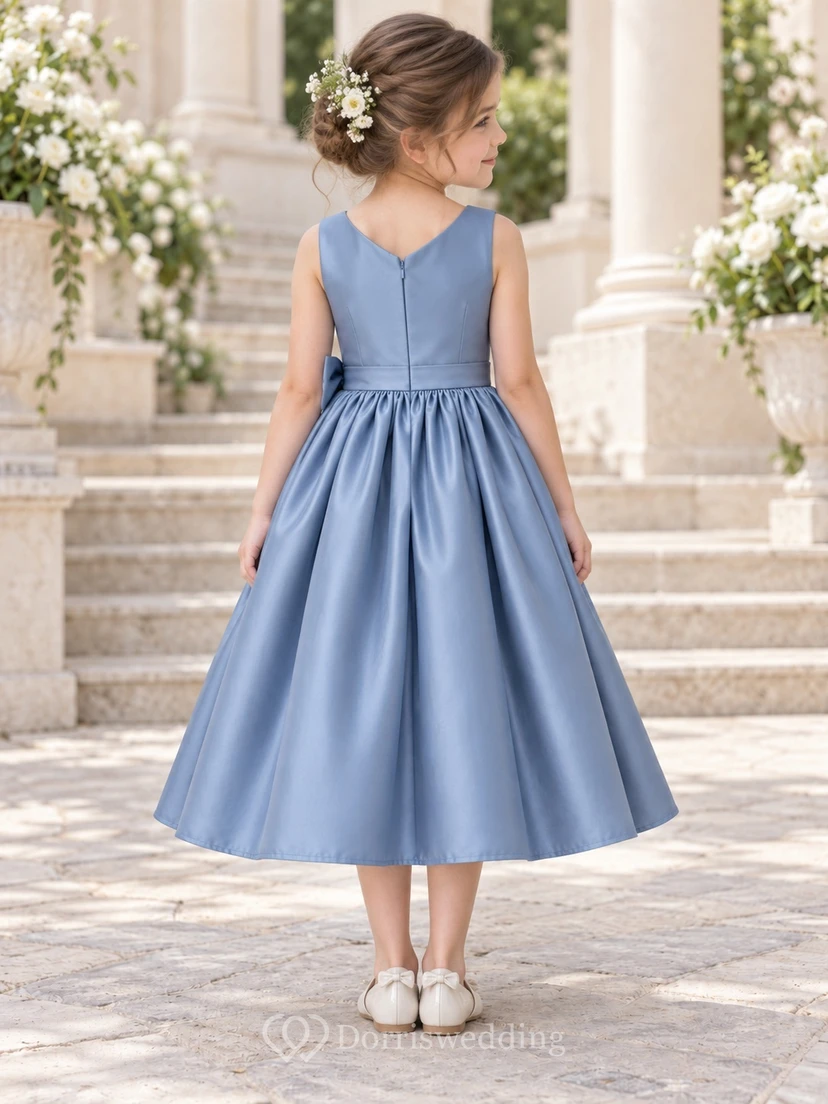 Teelanges, schlichtes blaues Sommerkleid in A-Linie aus Satin, ärmellos, mit seitlicher Schleife und Blumenmädchen-Detail view 2