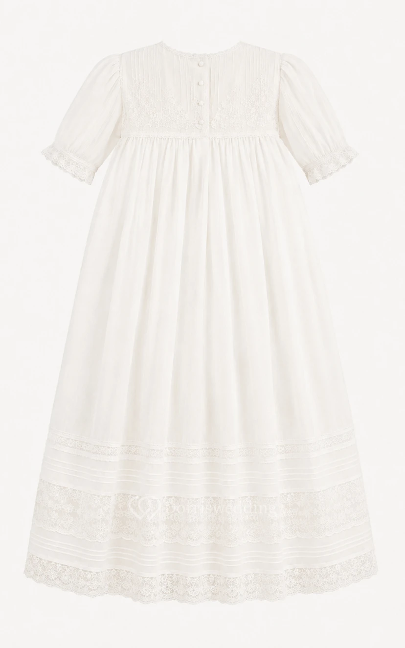 Vestido de bautizo vintage modesto, corte en A, manga corta, encaje de algodón, largo hasta la rodilla, con fajín de lazo, color crema. view 2