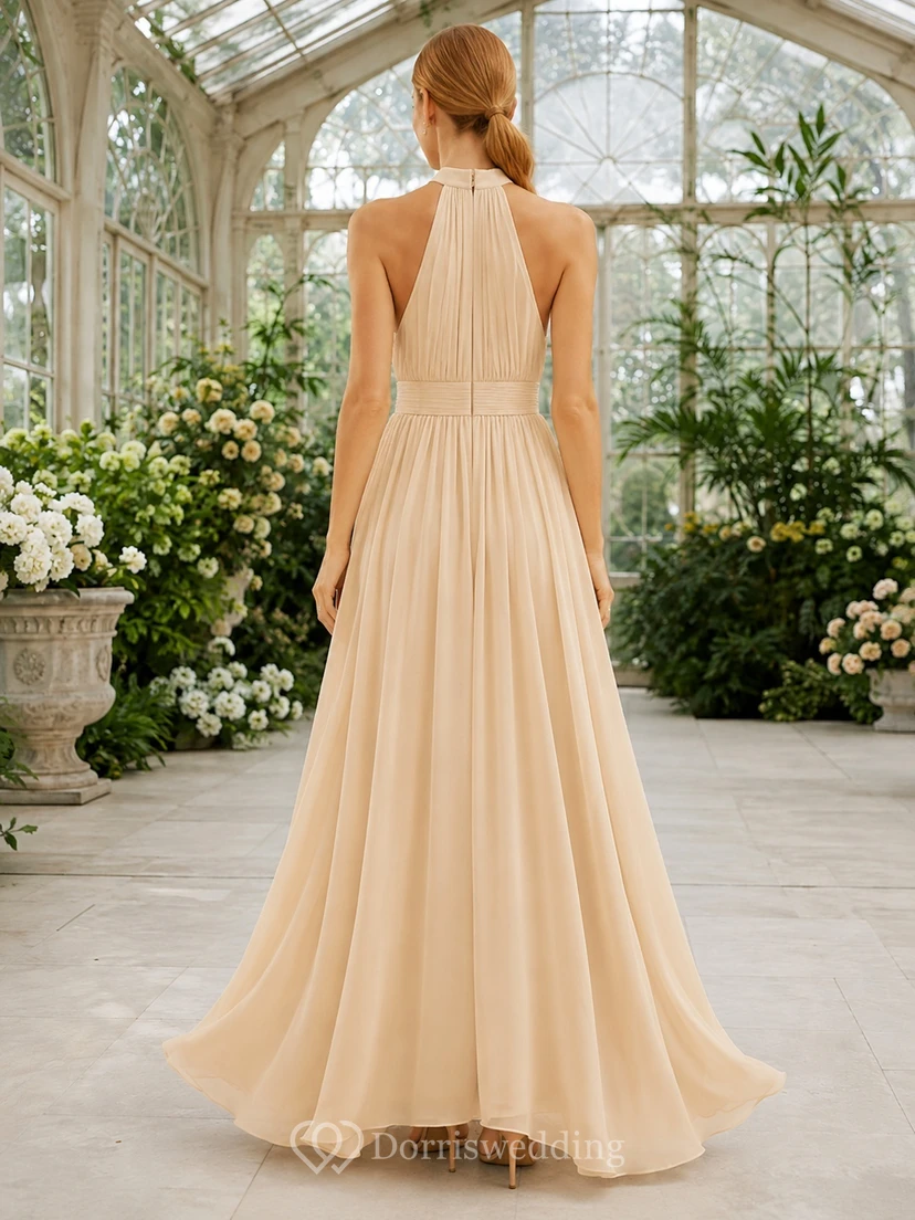Robe de soirée longue fendue en mousseline champagne, dos nu, sans manches, coupe empire, style trapèze, sans manches. view 2