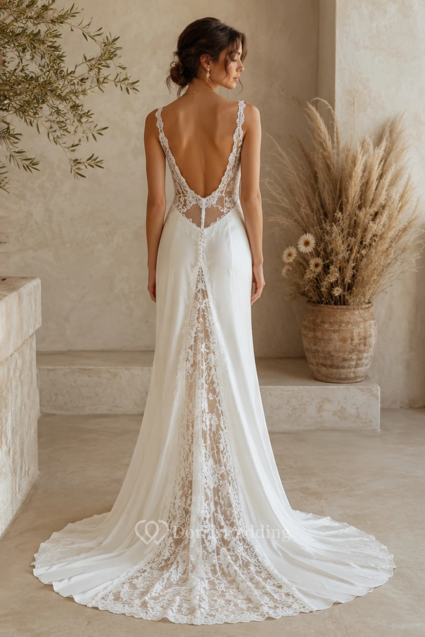 Robe de mariée bohème fourreau en dentelle avec drapé, sans manches et dos fendu en dentelle, longueur au sol view 2