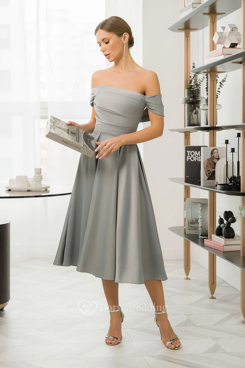 Vestido sencillo de satén con escote Bardot, corte en A y largo hasta la rodilla, fruncido.