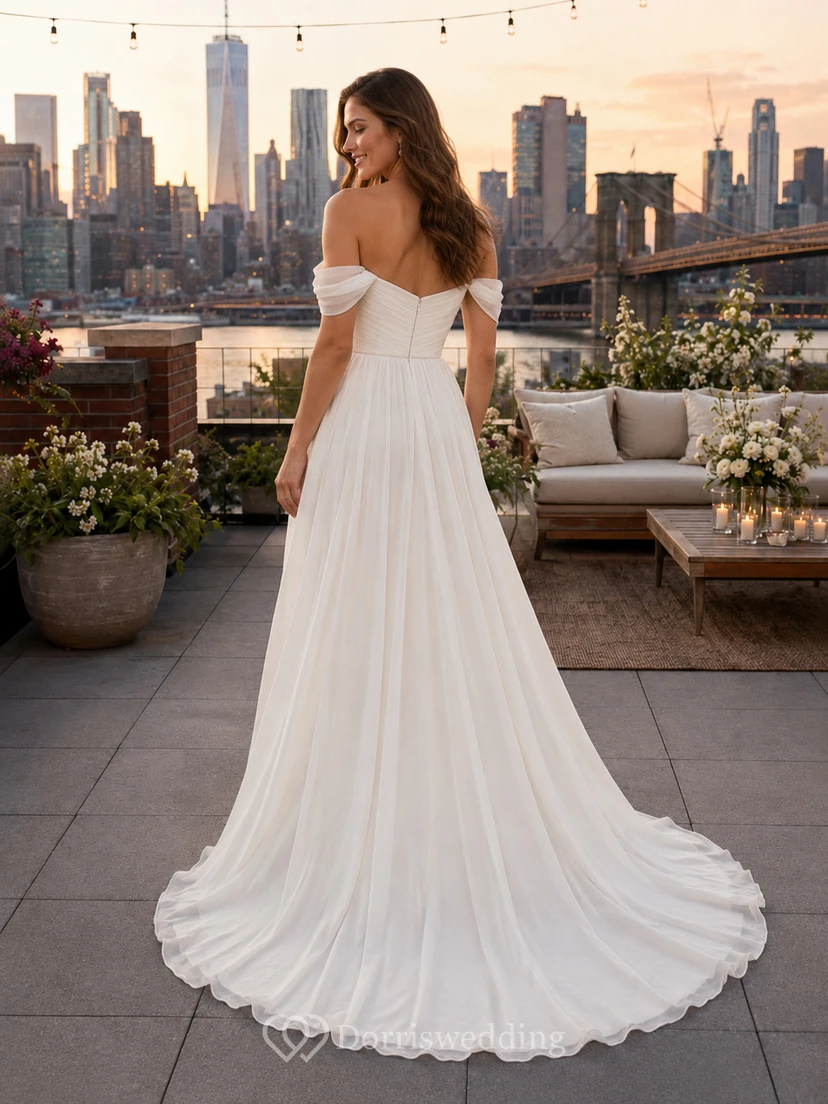Robe de mariée romantique d'été en mousseline, élégante, épaules dénudées, coupe trapèze, idéale pour un mariage sur un toit-terrasse. view 2