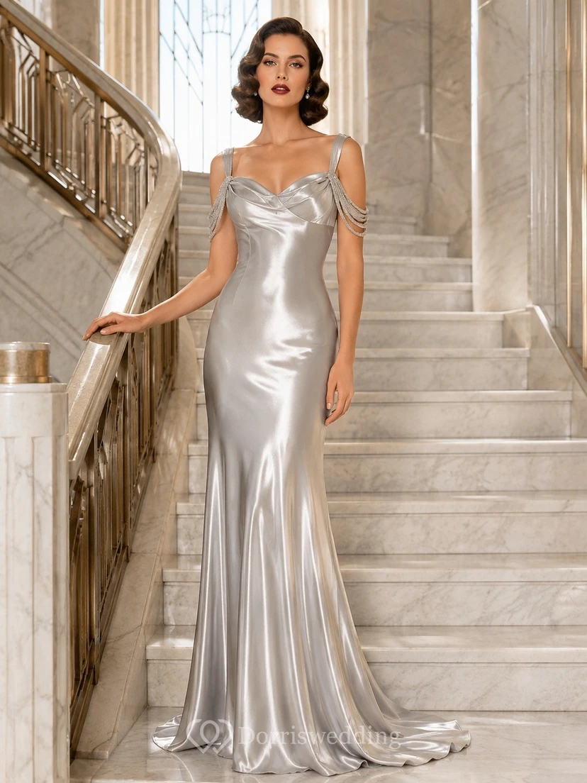 Elegante vestido de noche formal largo hasta el suelo, sin mangas, de satén plateado con tirantes finos.