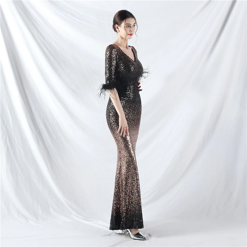 Robe de soirée artisanale à manches longues ornée de plumes d'autruche et de perles dégradées view 44