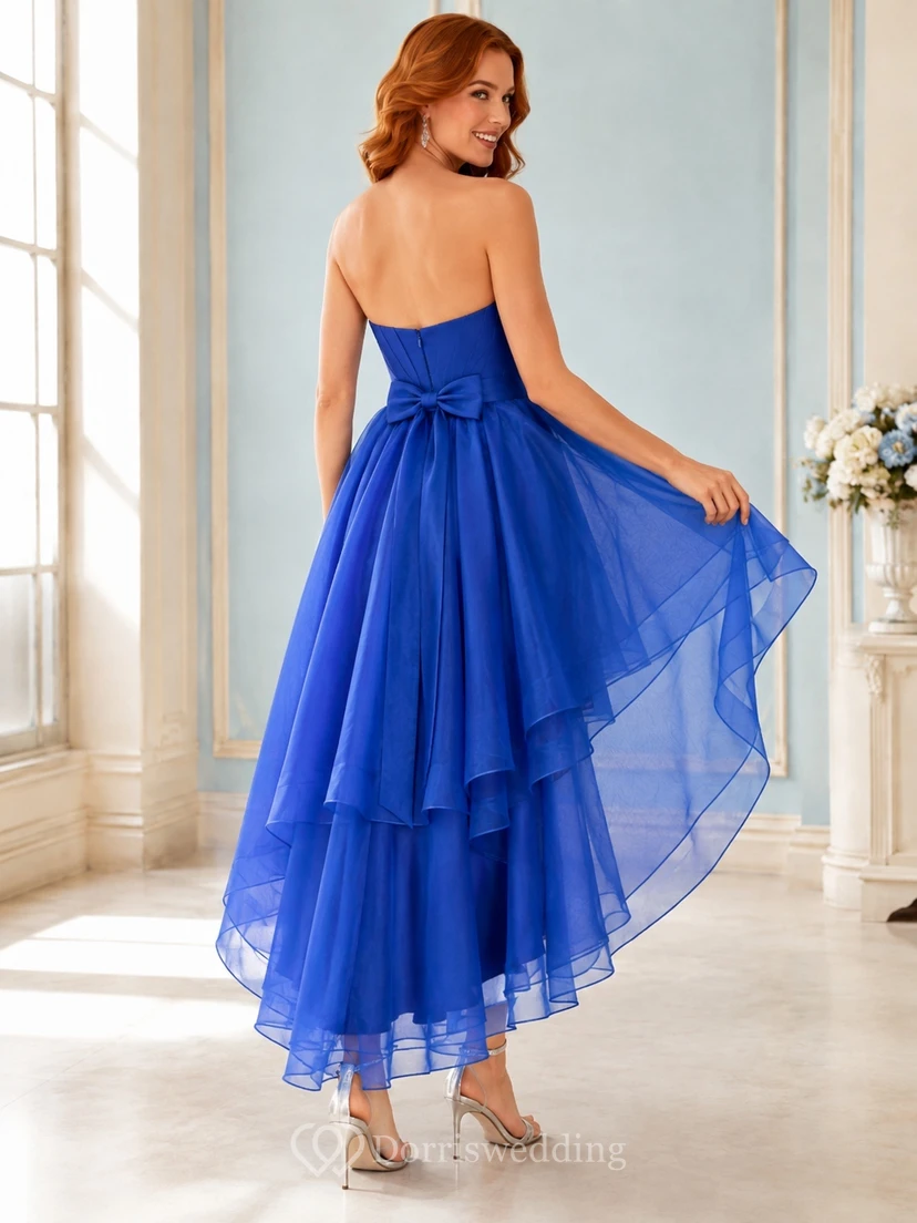 Robe de bal bleu royal asymétrique en organza, avec corsage à bretelles, taille cintrée ornée d'un nœud, jupe trapèze à volants et ourlet fluide. view 2