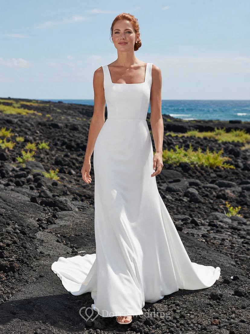 Robe de mariée fourreau en crêpe à fines bretelles et encolure carrée, style volcanique