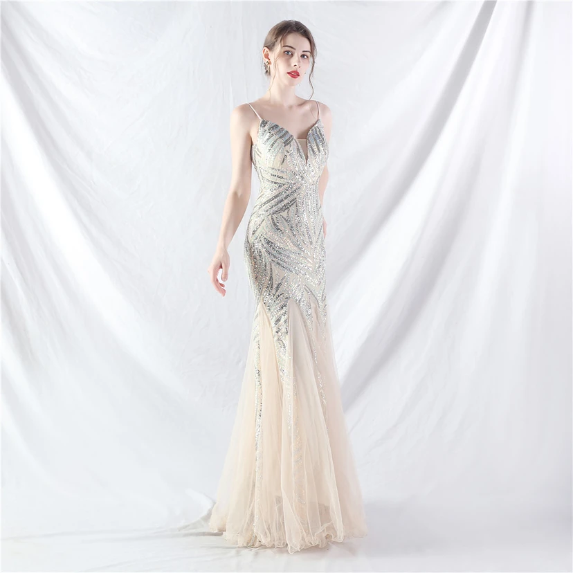 Paillettenbesetztes Abendkleid aus Netzstoff und Trägern view 83