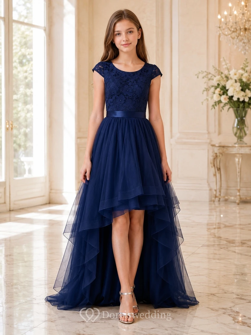 Vestido de dama de honor juvenil azul marino oscuro, corte en A, mangas cortas, falda de tul y detalles de joyas.