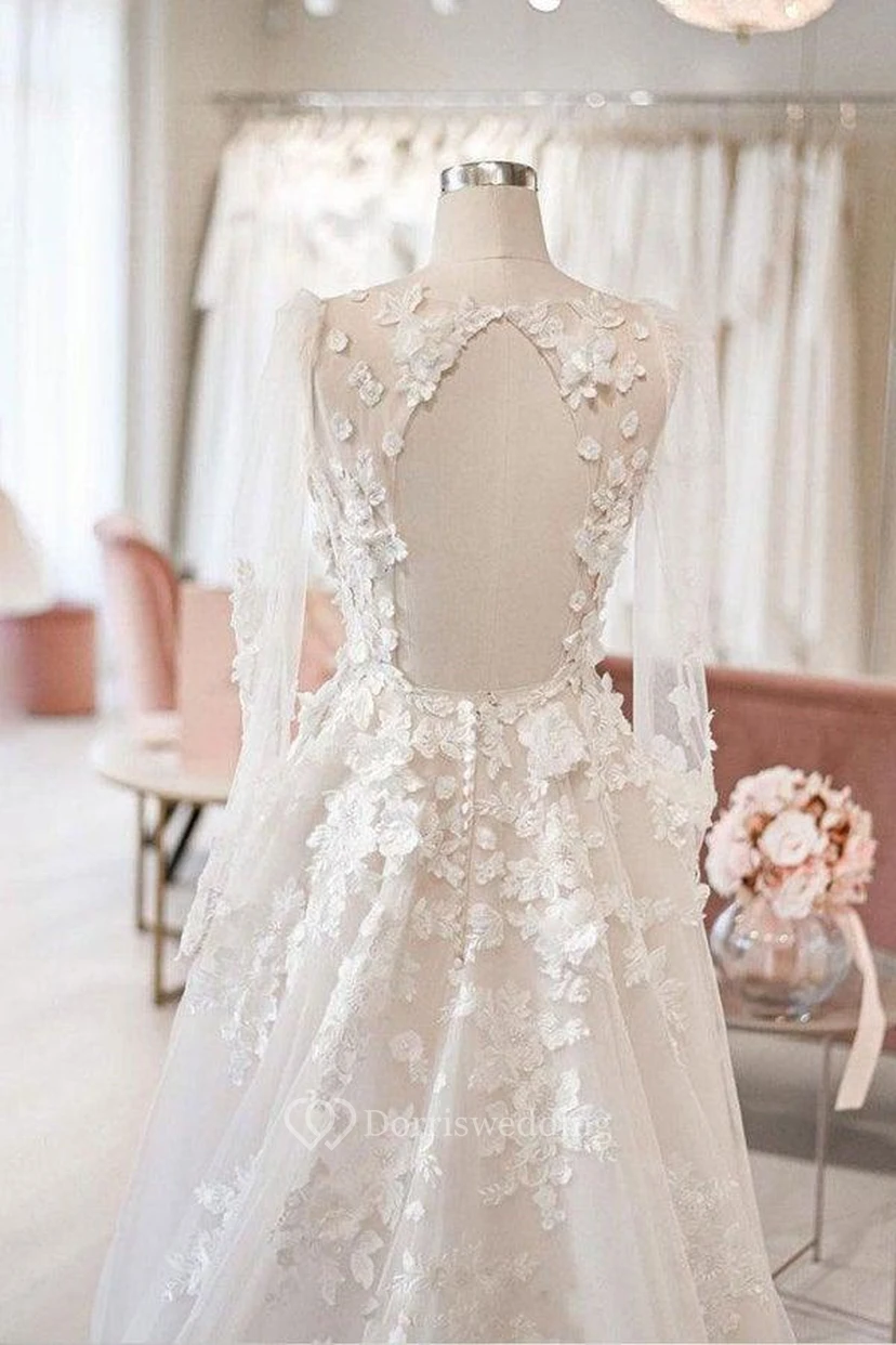 Vestido de novia de corte A con escote en V, mangas largas, efecto ilusión y apliques de encaje. view 2