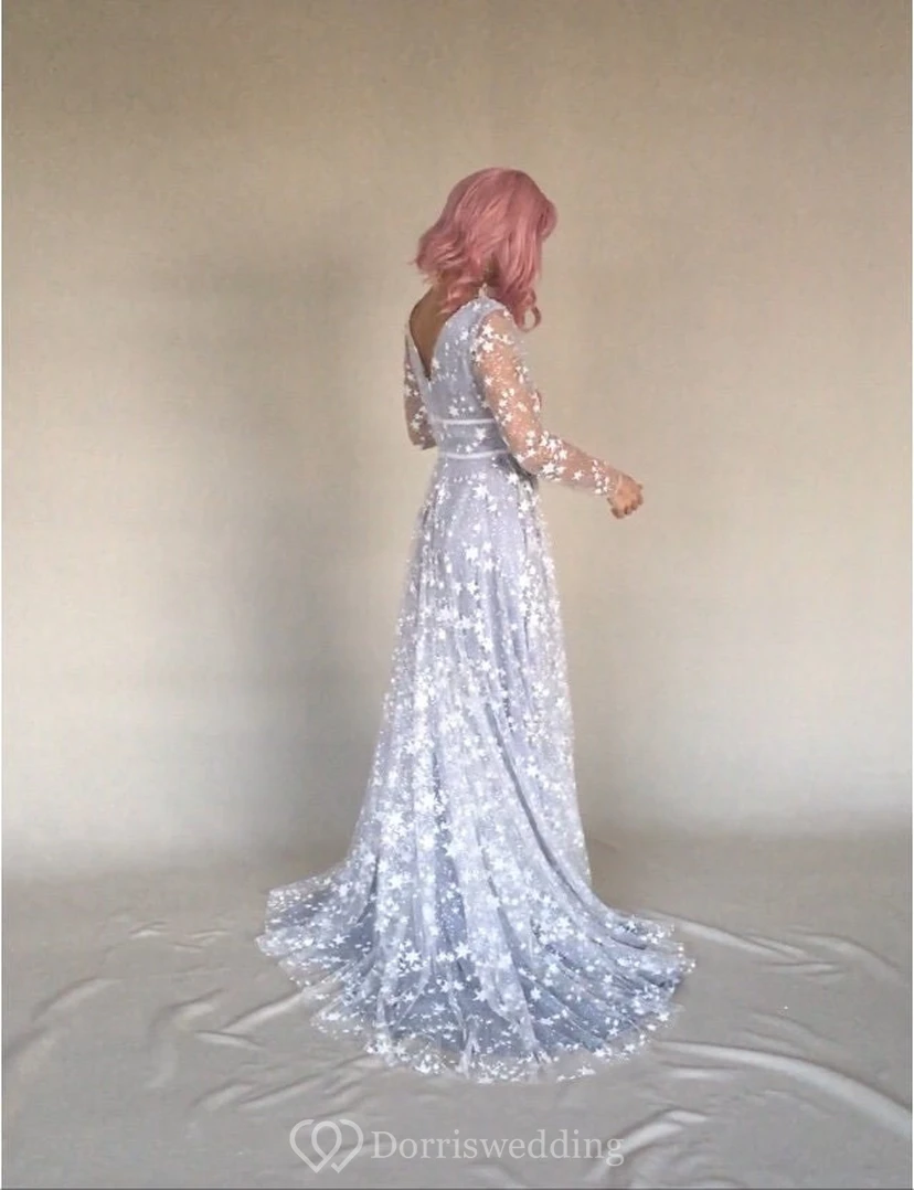 Vestido sencillo azul con estrellas celestiales de tul estilo bohemio y lentejuelas brillantes. view 5