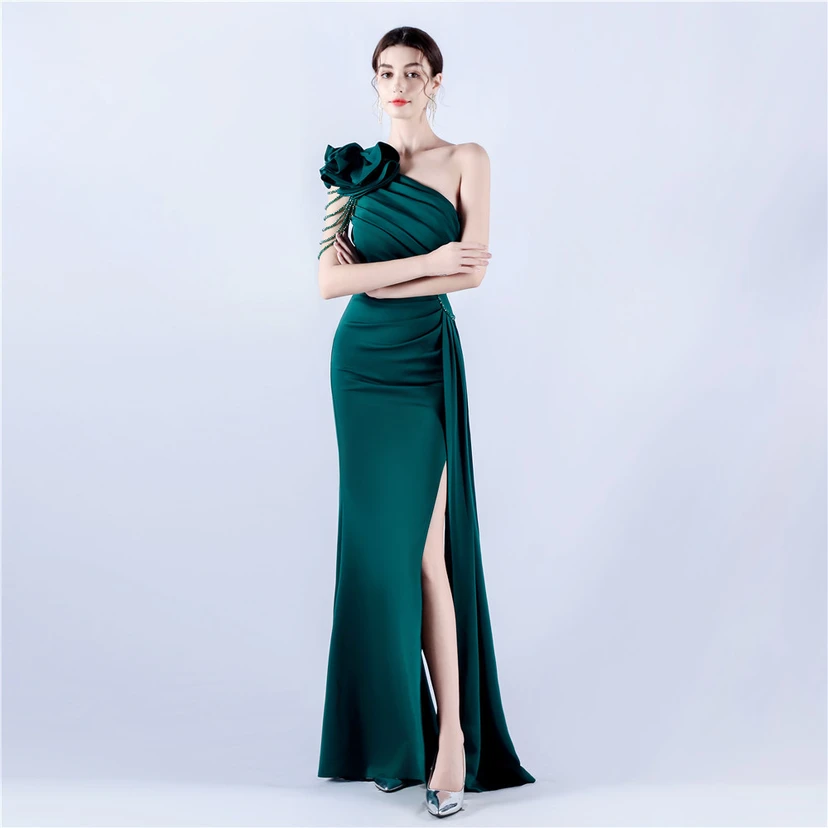 Vestido de noche de satén plisado con hombros descubiertos y escote alto, bordado a mano con cuentas y flores, para mujer. view 24