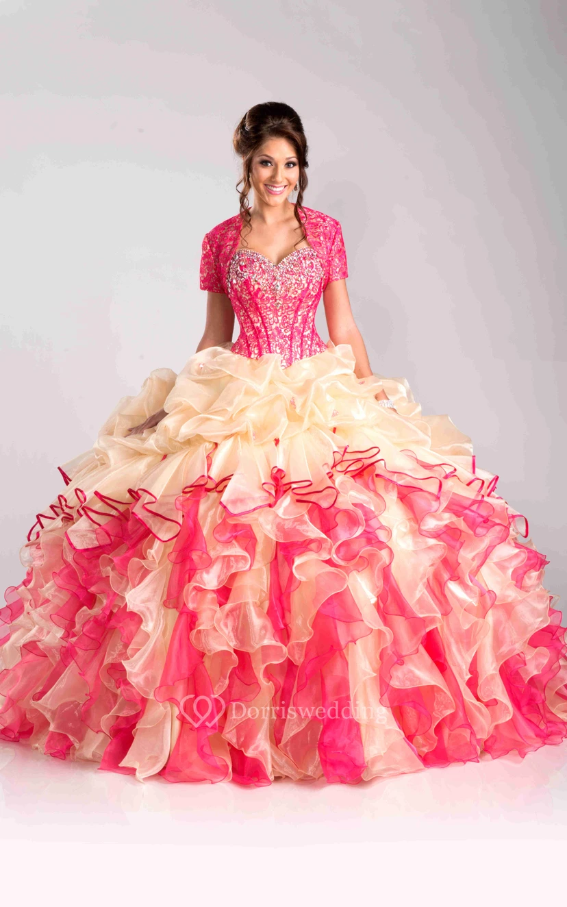 Vestido de gala con corsé de lentejuelas y escote corazón, con volantes en cascada.