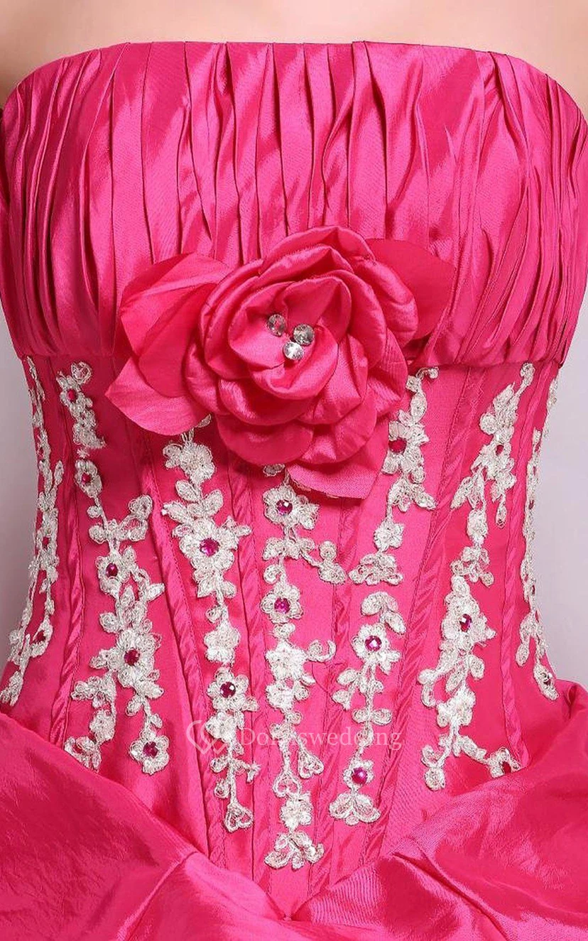 Trägerloses Ballkleid mit Rüschen und Blumenapplikationen view 9
