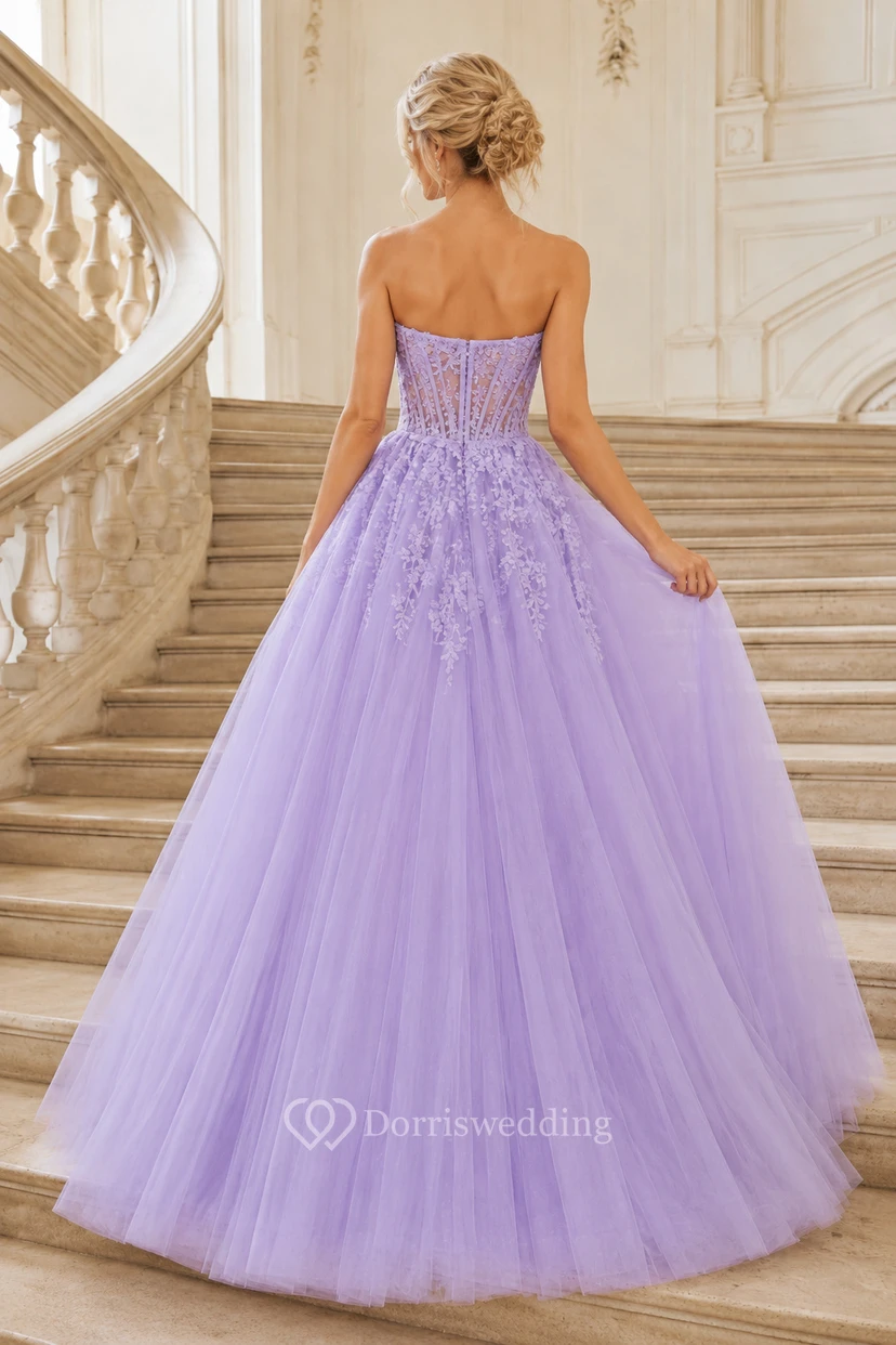 Lavendelfarbenes, trägerloses Ballkleid mit Applikationen aus Tüll view 2