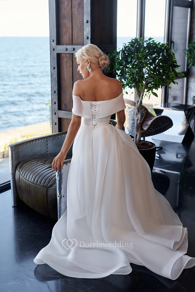 Vestido de novia sencillo de corte A, manga larga abullonada, estilo imperio, con detalle cruzado. view 2