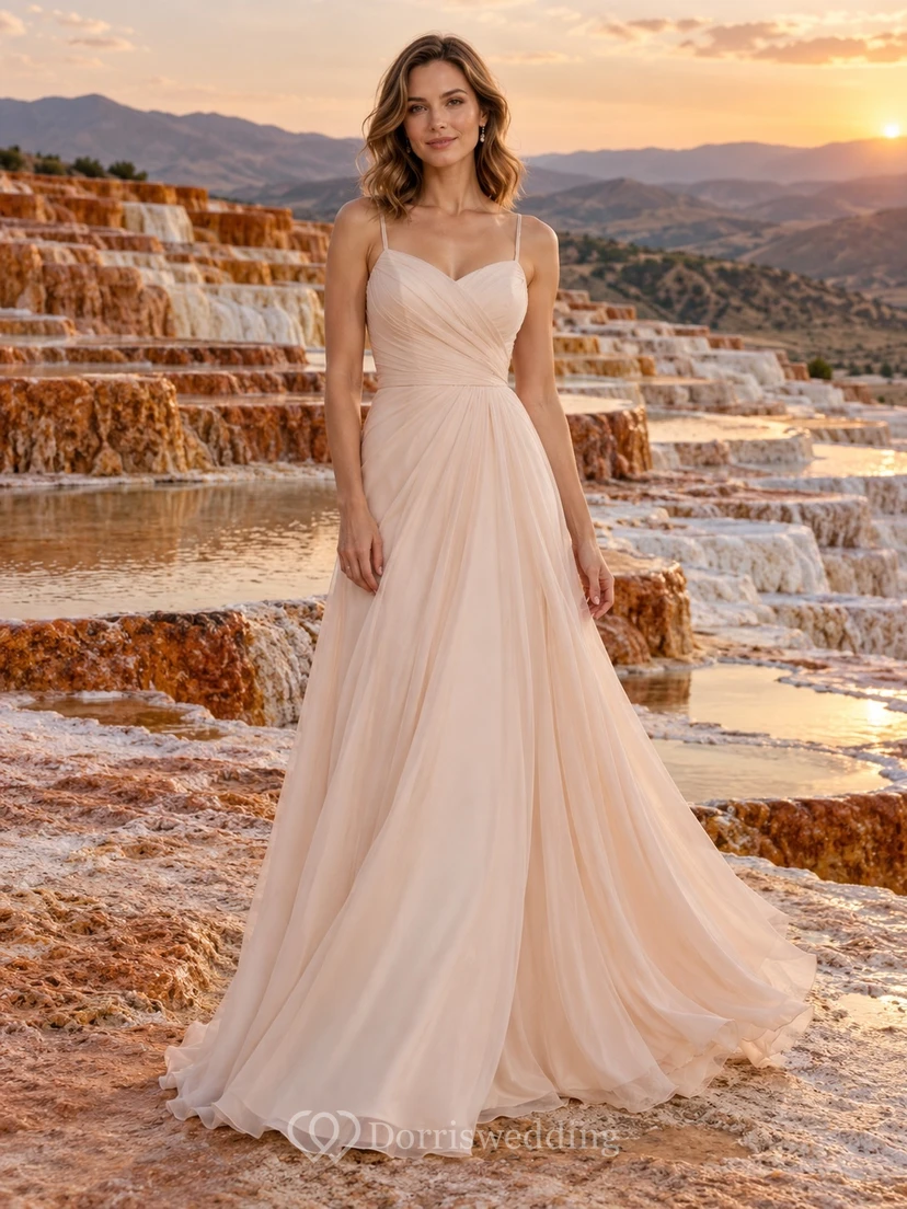 Vestido de novia sencillo de gasa color rosa empolvado con corpiño plisado y sin mangas.