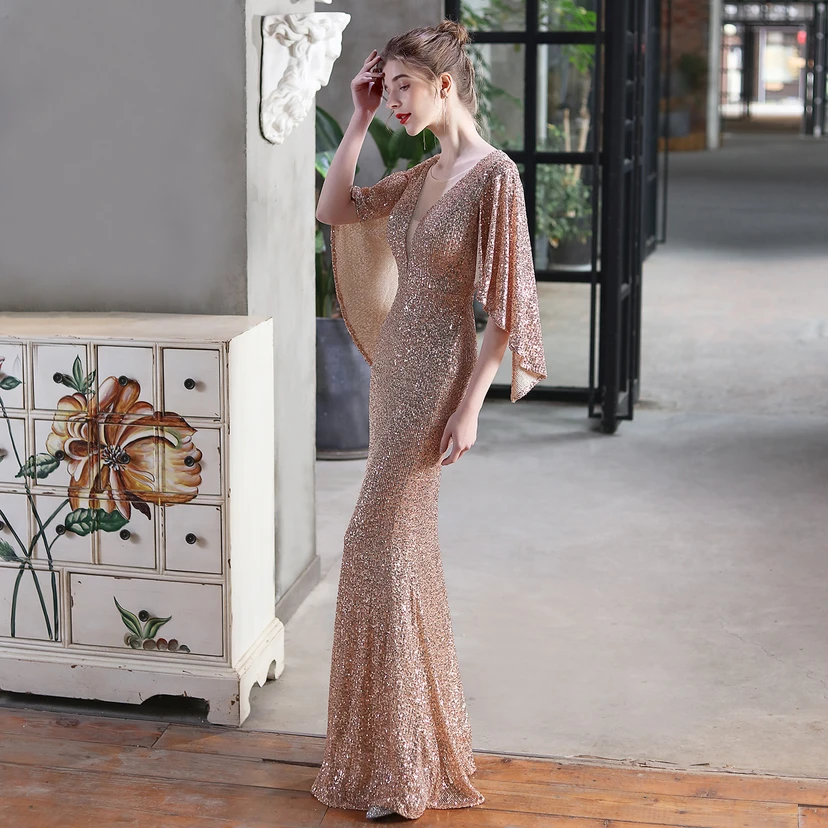 Robe de soirée élégante à paillettes, style sirène, ailes d'ange, idéale pour un banquet ou une réunion. Mannequin automobile. Robe de soirée d'été. view 6